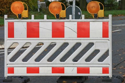 Für Fahrzeuge mit einem Gewicht von über 18 Tonnen ist die Brücke komplett gesperrt.