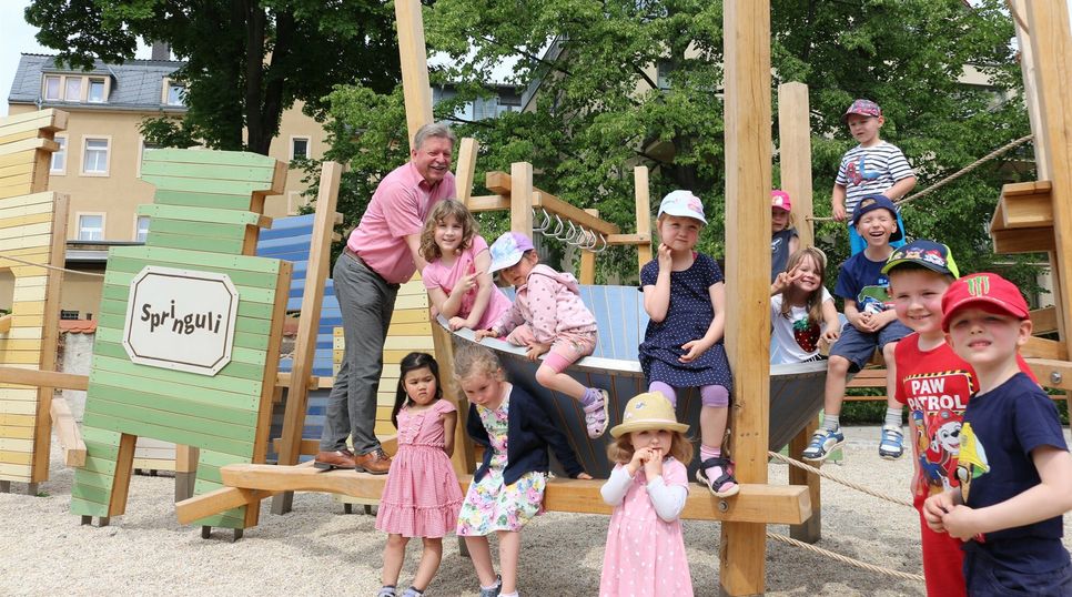 OB Bert Wendsche übergibt die Spielplatz an die Kinder.