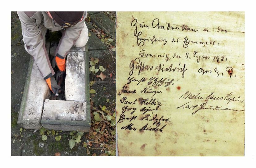 Zufallsfund: In einer Bügelflasche wurde ein Originalschriftstück zur Denkmalsweihe vor genau  100 Jahren gefunden. Fotos: A. Huth
