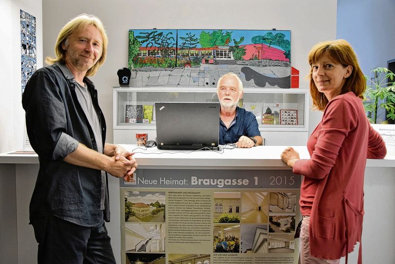 KuFa-Geschäftsführer Uwe Proksch, Klaus-Peter Rosenstengel und Sabine Proksch (v.l.) bereiten sich auf die Geburtstagsfeier des Bürgerzentrums vor...