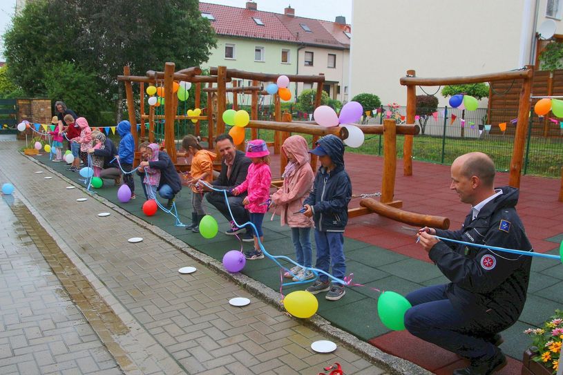 Freigegeben! Auch der strömende Regen konnte die Mädchen und Jungen der Johanniter-Kita »Am Park« nicht abhalten ihre neue Kletterstrecke zu eröffnen. Foto: Farrar