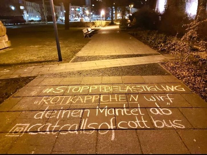 Sprüche wie dieser werden von den Macherinnen der Catcalls of Cottbus mit Kreide auf die Starße geschrieben, um auf sexuelle Belästigung im Alltag aufmerksam zu machen. Foto: Instagram/catcallsofcottbus