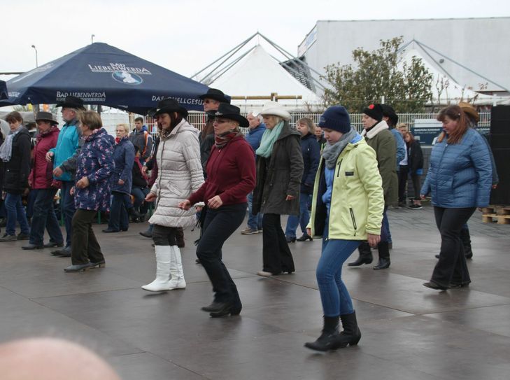 Dem "Schmuddelwetter" mit Line-Dance ordentlich eingeheizt. Foto:hlü
