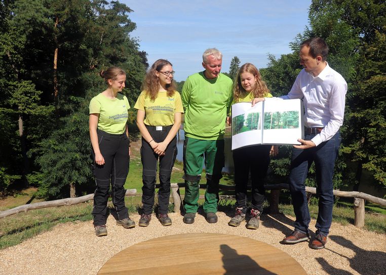 Das Projekt- und Gärtnerteam der Stiftung Fürst-Pückler-Museum auf dem Hermannsberg (v.l.n.r.: Eva Reichenzeller, Helene Nicolai, Andreas Scheppan, Hanna Utermann, Dr. Claudius Wecke). Foto: SFPM