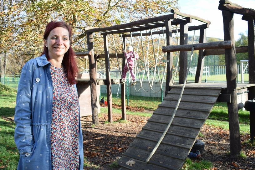 Kita-Leiterin Christin Schumann möchte das Klettergerüst umbauen lassen, weil es - wie im Hintergrund zu sehen - nur von den größeren Kindern genutzt werden darf.