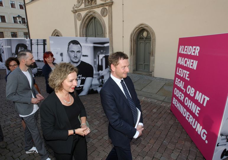 Zum Kampagnen-Auftakt in Pirna kam auch  Ministerpräsident Michael Kretschmer. Zusammen mit Katrin Fischer, Geschäftsführerin der Agentur »ressourcenmangel«, schaute er sich die Ausstellung an.  Foto: D. Förster