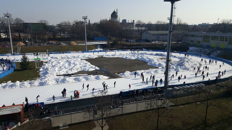 Eisschnelllaufbahn im Sportpark Ostra.
