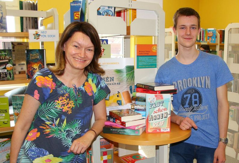 Bibliotheksmitarbeiterin Birgit Herold und mehrfacher »Lesekönig« Gregor Hoffmann freuen sich schon auf die neuen Bücher für den 8. Buchsommer in der Riesaer Bibliothek im Haus am Poppitzer Platz. Foto:  Farrar
