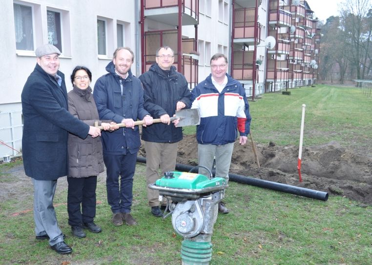 Start der Arbeiten für ein neues Breitbandnetz in Lübben (von links nach rechts): Bürgermeister Lars Kolan, Nicole Jaegers (Vorstand GWG), Frank Hornberger (Geschäftsführer pepcom), Jürgen Busch (Vorstand GWG) und Hartmut Kohlmann (Geschäftsführer LWG). Foto: Tele Columbus AG