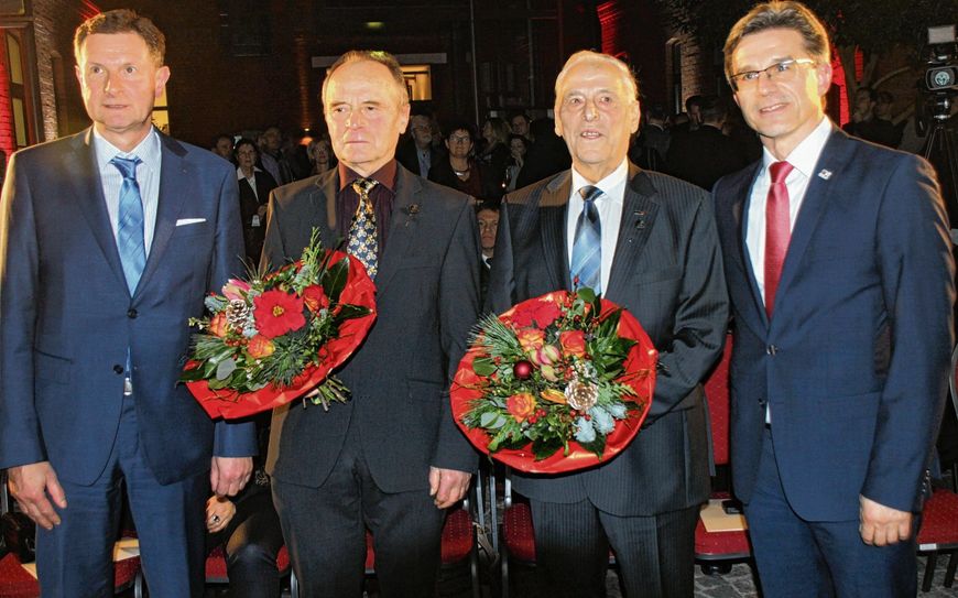 Gratulation von Bürgermeister Jörg Gampe (r.) und Stadtverordnetenvorsteher Andreas Holfeld (l.) an die Louise-Schiller-Preisträger Dieter Pätzold (2.vo li) und Hans-Dieter Unkenstein. Foto: ws