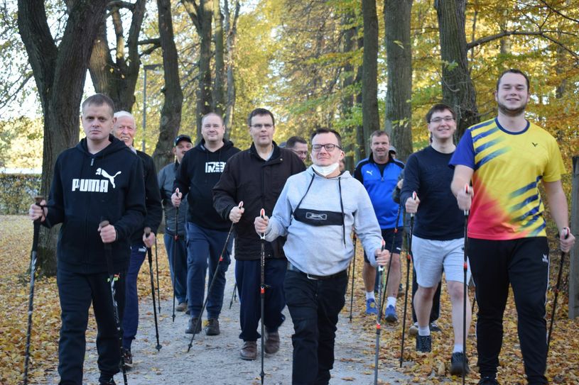 Jeden Donnerstag geht die Sportgruppe am Humboldthain an der frischen Luft mehrere Runden laufen. Foto: spa
