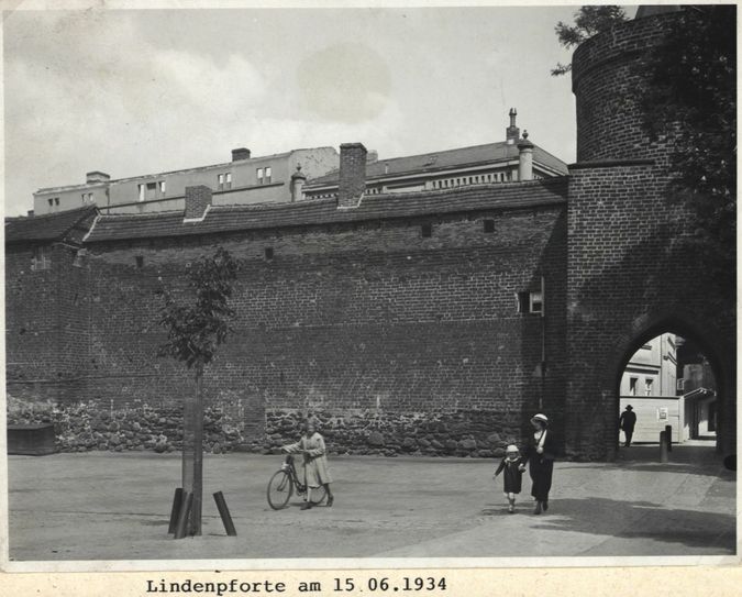 Stadtmauer mit Lindenpforte 1934, im Hintergrund die wegen des Rathausneubaus zum Abriss vorbereiteten Häuser der Mauerstraße. Foto: Stadtarchiv Cottbus