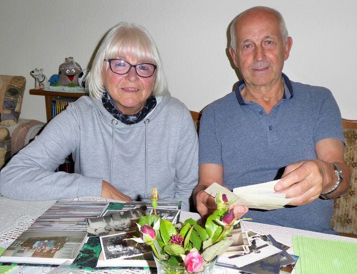 Uta Colling und Bernd Müller schwelgen bereits bei den Vorbereitungen auf ihr 60-jähriges Klassentreffen in schönen Erinnerungen. Foto: Farrar