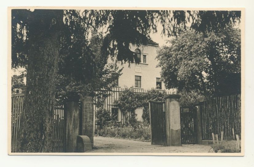 Eine alte Postkarte vom Lohengrinhaus, wo an der linken Säule der Text erkennbar ist. Foto/Quelle: KTP