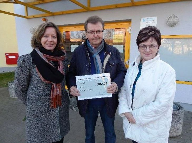 Eike Belle (v.l.) und Heike Schnitter vom Jobcenter Elbe-Elster überreichen den Spendenscheck an Eckhard Mauer von der Herzberger Flüchtlingshilfe. Foto: Jobcenter Elbe-Elster