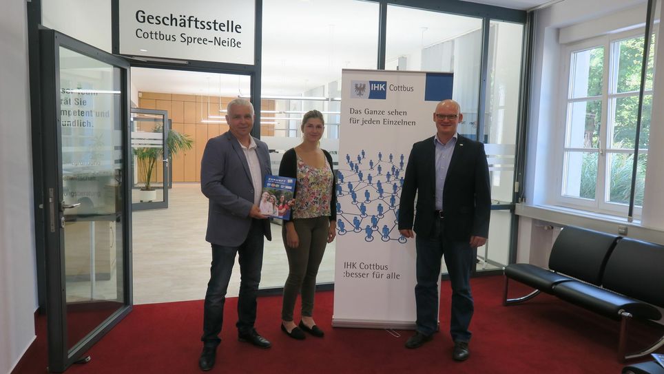 Die Ausbildungsberater der IHK Gerd Lehman (l.) und Oliver Huschga (r.) sind Ansprechpartner rund um das Thema Ausbildung. Johanna Leschke (m.) ist Ausbildungsbotschafterin. Foto: Dany Dawid