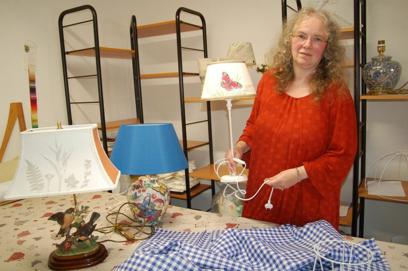 Marion Wagner-Dee ist seit über 25 Jahren als Lampenschirm-Doktorin auf Tour. Foto: PR