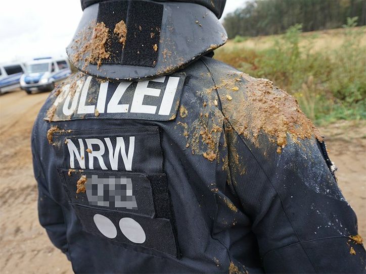 Die Polizei NRW wird beim Einsatz im Hambacher Forst mit Fäkalien beworfen. Foto: Twitter-Kanal der Polizei @PolizeiNRWAC)