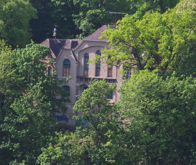 Eingebettet ins Grün geht es der Jahnhalle jetzt an die Fassade: Die Bürgerstiftung kämpft dafür, dass die Jahnhalle bald ein Treffpunkt für alle Meißner sein kann. Foto: Farrar