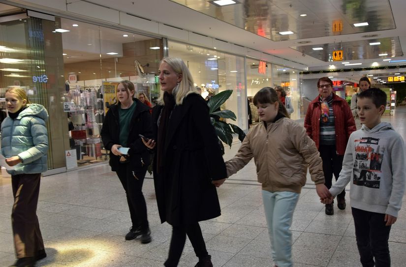 Anne Schaab (3.v.l.) führt den musikalischen Flashmob im Lausitzcenter an.