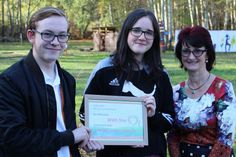 Julia (Mitte) mit ihrem Freund Kevin und Lehrerin Kathrin Neumann am 25. Oktober in Weißwasser. Die beiden waren eingeweiht und halfen dem Verein Herzenswünsche Oberlausitz dabei, Julia zu überraschen. Foto: T. Keil