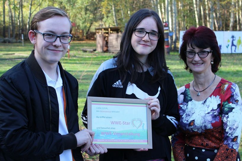 Julia (Mitte) mit ihrem Freund Kevin und Lehrerin Kathrin Neumann am 25. Oktober in Weißwasser. Die beiden waren eingeweiht und halfen dem Verein Herzenswünsche Oberlausitz dabei, Julia zu überraschen. Foto: T. Keil