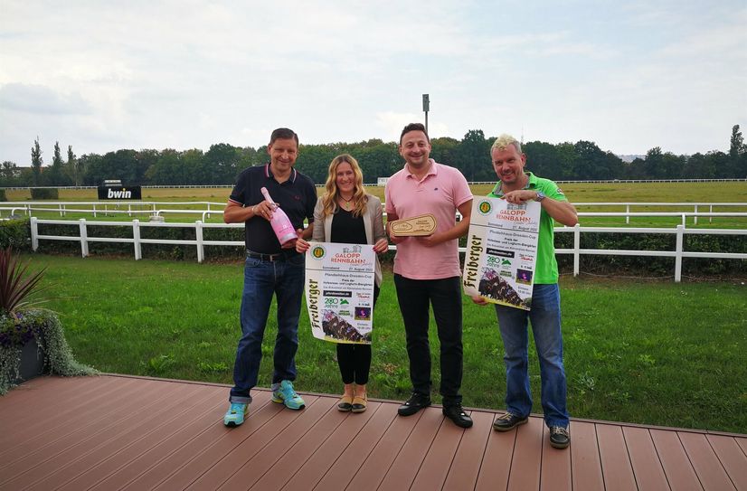 Die neuen Sponsoren (v.l.n.r.) Jens Genschmar (Lugturm), Madlen Schubert (Bräustübel Körnerplatz), Alexander Schleicher (Pfandleihhaus) und Thomas Jakobiak (Paint- und Work Werbung) präsentieren sich auf der Galopprennbahn Dresden-Seidnitz.