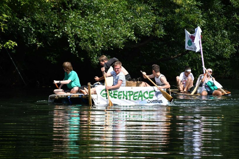 Eine Crew aus zwei bis vier Seebäreninnen oder Seebären bilden und ein eigenes extravagantes Floß bauen, das war die Aufgabe. Foto: Micheal Helbig