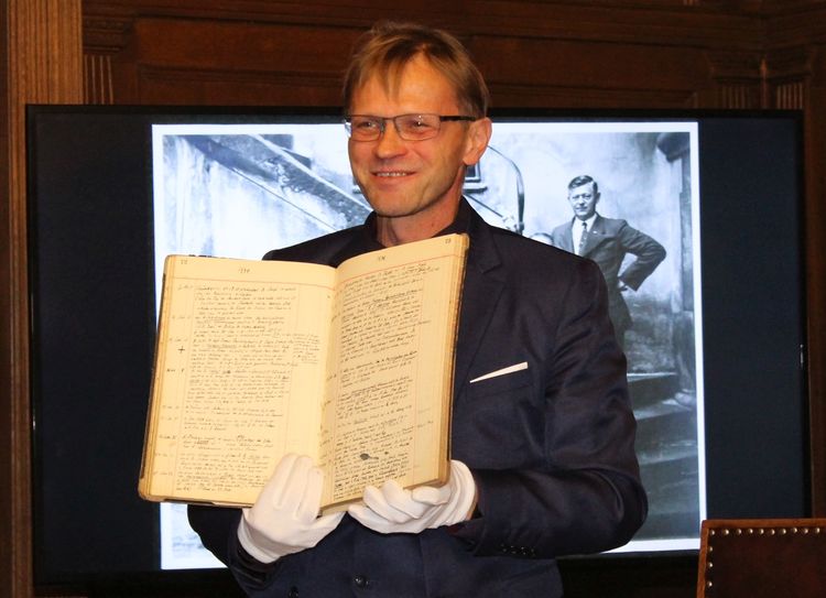 Ratsarchivar Siegfried Hoche: „Meine jetzige Arbeit an den Hallenhäusern wäre ohne die Arbeit von Richard Jecht nicht möglich gewesen.“ Foto: Keil