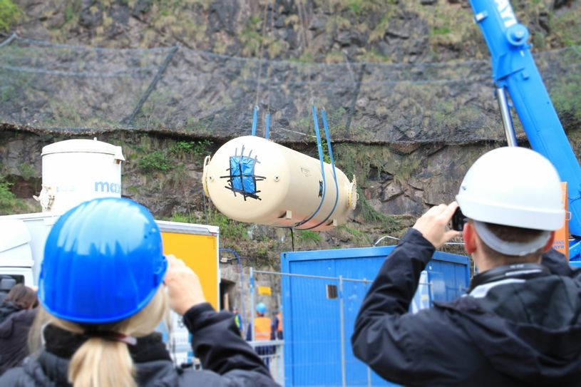 Hier wird der Teilchenbeschleuniger angeliefert. Foto: Schramm