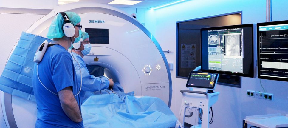 Das Bild zeigt PD Dr. med. Christopher Piorkowski (li.), Chefarzt der Abteilung für Rhythmologie des Herzzentrums Dresden Universitätsklinik sowie dessen leitenden Oberarzt Dr. med. Thomas Gaspar bei einer Ablation im MRT-Scanner. Foto: Herzzentrum Dresden Uniklinikum