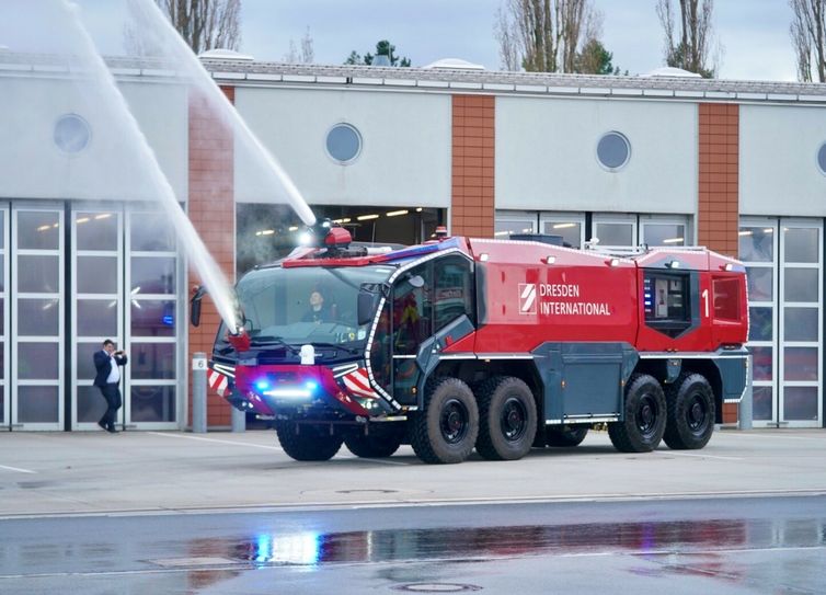 Der »Panther 8x8« kostet rund eine Million Euro und gehört zur Werkfeuerwehr des Flughafens. Foto:  R. Bonß
