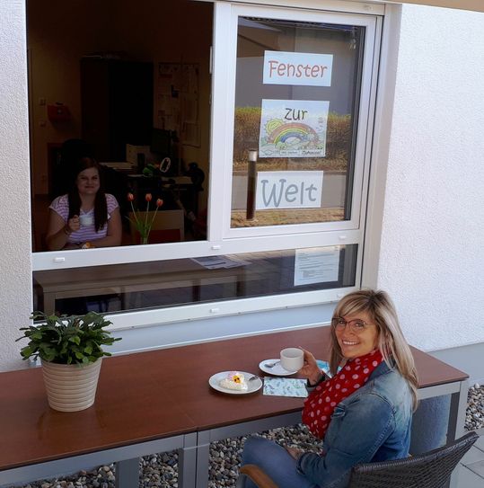 Über das tief liegende geöffnete Fenster können im AZURIT Seniorenzentrum Elbharmonie zukünftig wieder persönliche Begegnungen zwischen Bewohnern und Angehörigen stattfinden. Foto: pm