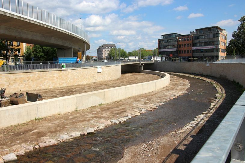 Am Weißeritzknick  ist das Flussbett durch eine Betonwand getrennt. Bei Hochwasser wird das linke Bettbett dann mitgenutzt. Das Flussbett ist hier um 15 bis 20 Meter verbreitert worden.