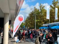 Vor den Aussteller-Ständen herrscht reger Andrang und großes Interesse.