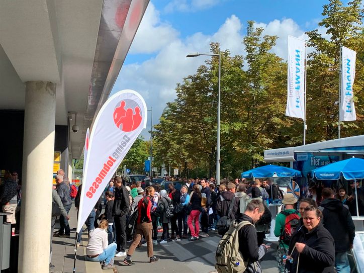 Vor den Aussteller-Ständen herrscht reger Andrang und großes Interesse.