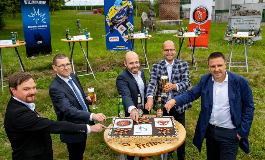(von links): Jörg Buschmann (Eispiraten), Holger Scheich (Freiberger), Maik Walsdorf (Eislöwen), Frank Rehagel (Freiberger) und Dirk Rohrbach (Lausitzer Füchse) bekamen im wahrsten Sinne des Wortes „jeder ein Stück vom Kuchen ab“. Foto: Detlev Müller