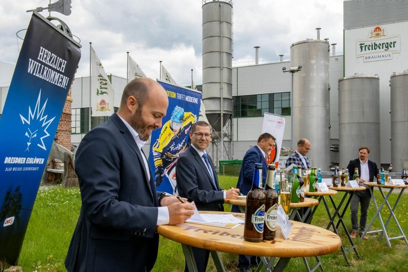 (von links): Maik Walsdorf (Eislöwen), Holger Scheich (Freiberger), Dirk Rohrbach (Lausitzer Füchse), Frank Rehagel (Freiberger) und Jörg Buschmann (Eispiraten) bei der Vertragsunterzeichnung. Foto: Detlev Müller