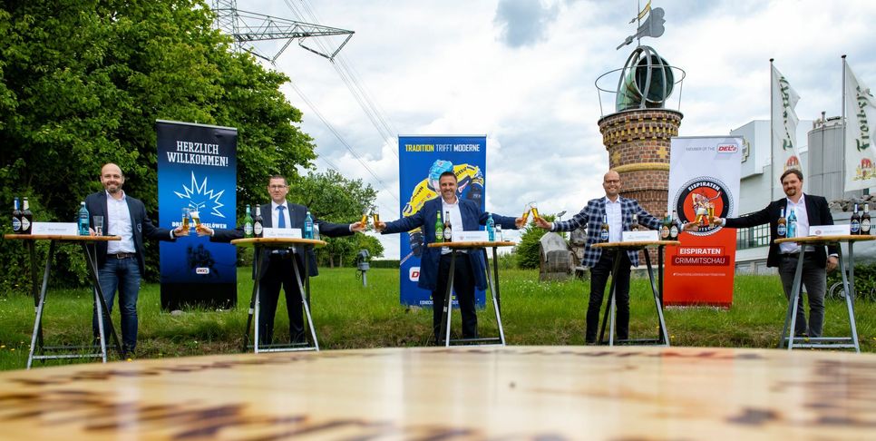 Nach der Vertragsunterzeichnung wurde angestoßen, natürlich mit Abstand. Foto: Detlev Müller