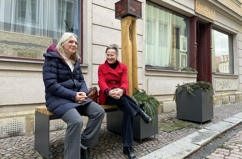 Die letzte Verweilinsel, die fertig gestellt werden konnte, steht jetzt vor dem Atelier »Silberstraße« von Jana Pommer-Semper (li.). Große Freude auch bei Mitinitiatorin und künstlerischer Nachbarin Christina Koenig (re.).