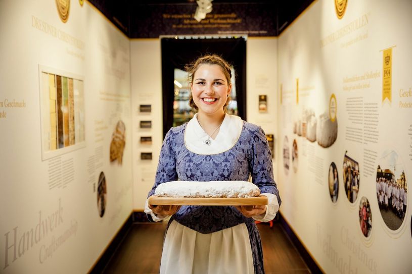 Das 23. Dresdner Stollenmädchen Hanna Haubold im Riesenstollenkarton (Foto: Michael Schmidt)