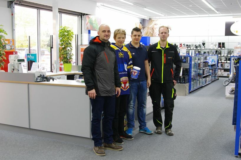 Eine Spendenbüchse steht im Expert-Markt… Foto: Eissport Weißwasser