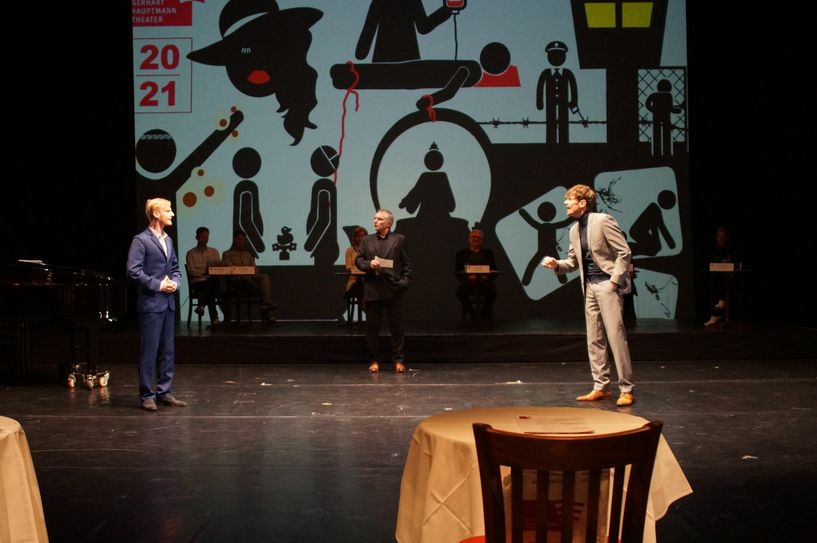 Bei der Spielzeitvorstellung gab es auch einen kleinen Ausblick, wie man trotz Abstandsregeln Theater spielen kann. Foto: Keil