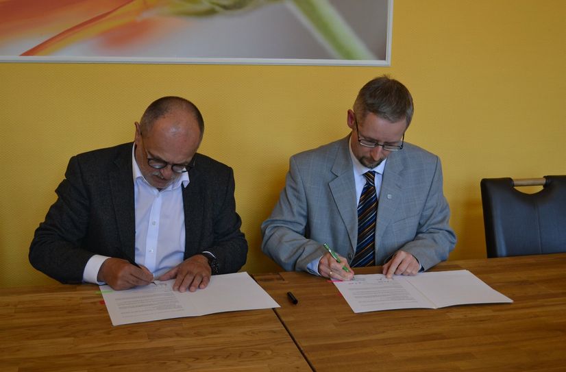 Der Kamenzer Bürgermeister Roland Dantz (l.) und der Lautaer Bürgermeister Frank Lehmann unterzeichnen Lautas Beitritt zur Wachstumsregion.