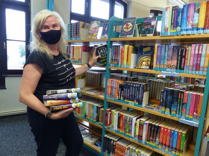 Projektkoordinatorin Sabine Marcieniec freut sich über das große Interesse am diesjährigen »Brandenburger Lesesommer«. Alle Bücher aus dem Club-Bereich hat sie der Kinderbibliothek für die Ausleihe übergeben. Foto: Kerstin Stöckel