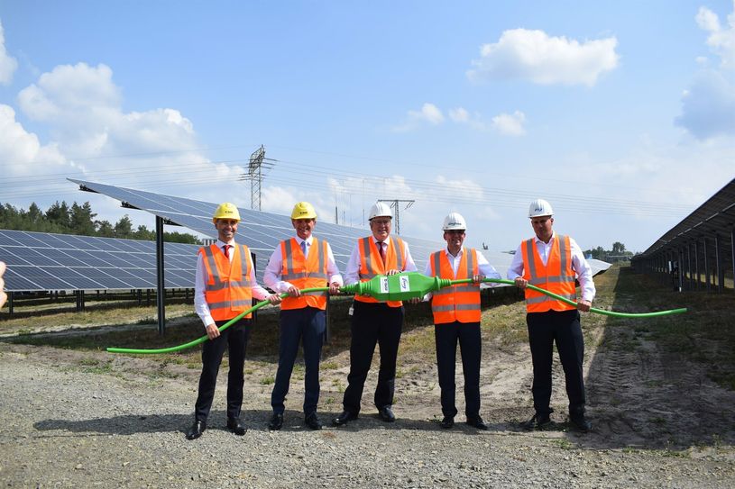 Dr. Robert Preusche (Co-Geschäftsführer der BASF enviaM Solarpark Schwarzheide GmbH) , Jürgen Fuchs (Vorsitzender der Geschäftsführung der BASF Schwarzheide GmbH), Prof. Dr.-Ing. Jörg Steinbach (Minister für Wirtschaft, Arbeit und Energie des Landes Brandenburg), Dr. Stephan Lowis (Vorstandsvorsitzender, envia Mitteldeutsche Energie AG ) und Thomas Kühnert (Co-Geschäftsführer der BASF enviaM Solarpark Schwarzheide GmbH ) bei der feierlichen Inbetriebnahme des Solarparks.
