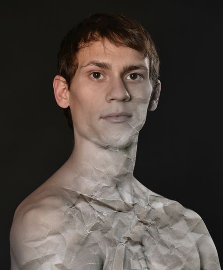 Jason Sabrou in der Titelrolle des Balletts „Das Bildnis des Dorian Gray“. Foto: Marlies Kross, Gestaltung: Andreas Klose