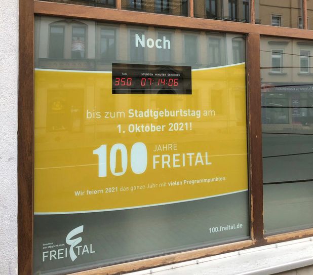 Die Countdown-Uhr am Rathaus Potschappel tickt. Foto: Stadt Freital
