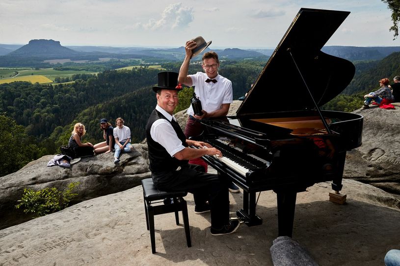 Dirk Ebersbach von der Dresdner Tastenschule spielt am Flügel und Bert Kisten von der Dresdner Piano Salon GmbH. Foto: Marko Förster