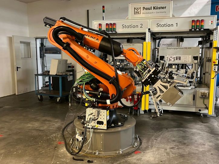 Neben diversen CNC-Maschinen werden auch Industrieroboter versteigert.